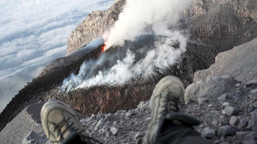 Relaxing and watch the Active of Semeru Crater,  one of the Most Super Active Volcano in Indonesia. Mount Semeru with 3696 on GPS altituted still continue eruption with Volcano Degassing and RockFall into southern Flank and Lava Dome also Growing inside of  Jonggring Seloko